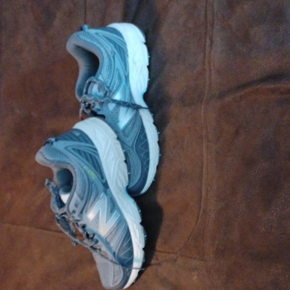 NEW BALANCE, EUC WOMENS SHOES, SIZE 8. GRAY, BLUE, AND WHITE AND BLUE SOLES. - Picture 4 of 9